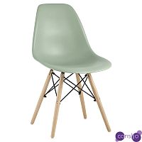 Пластиковый стул на ножках из массива бука Eames Mint